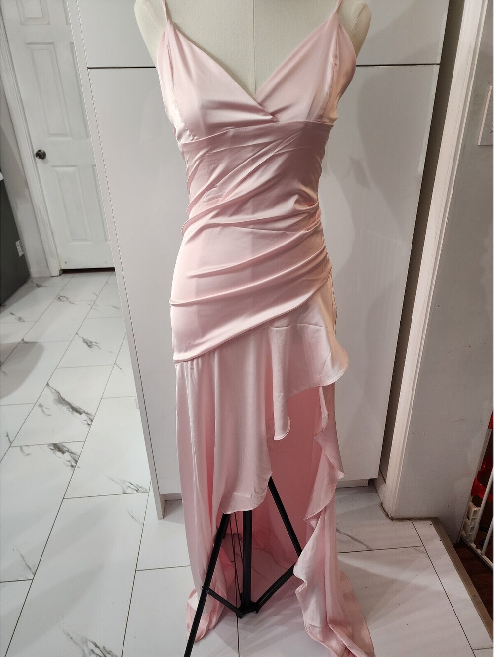 Elegant Light Pink Satin Evening Dress with Asymmetrical Hem and Adjustable Stri